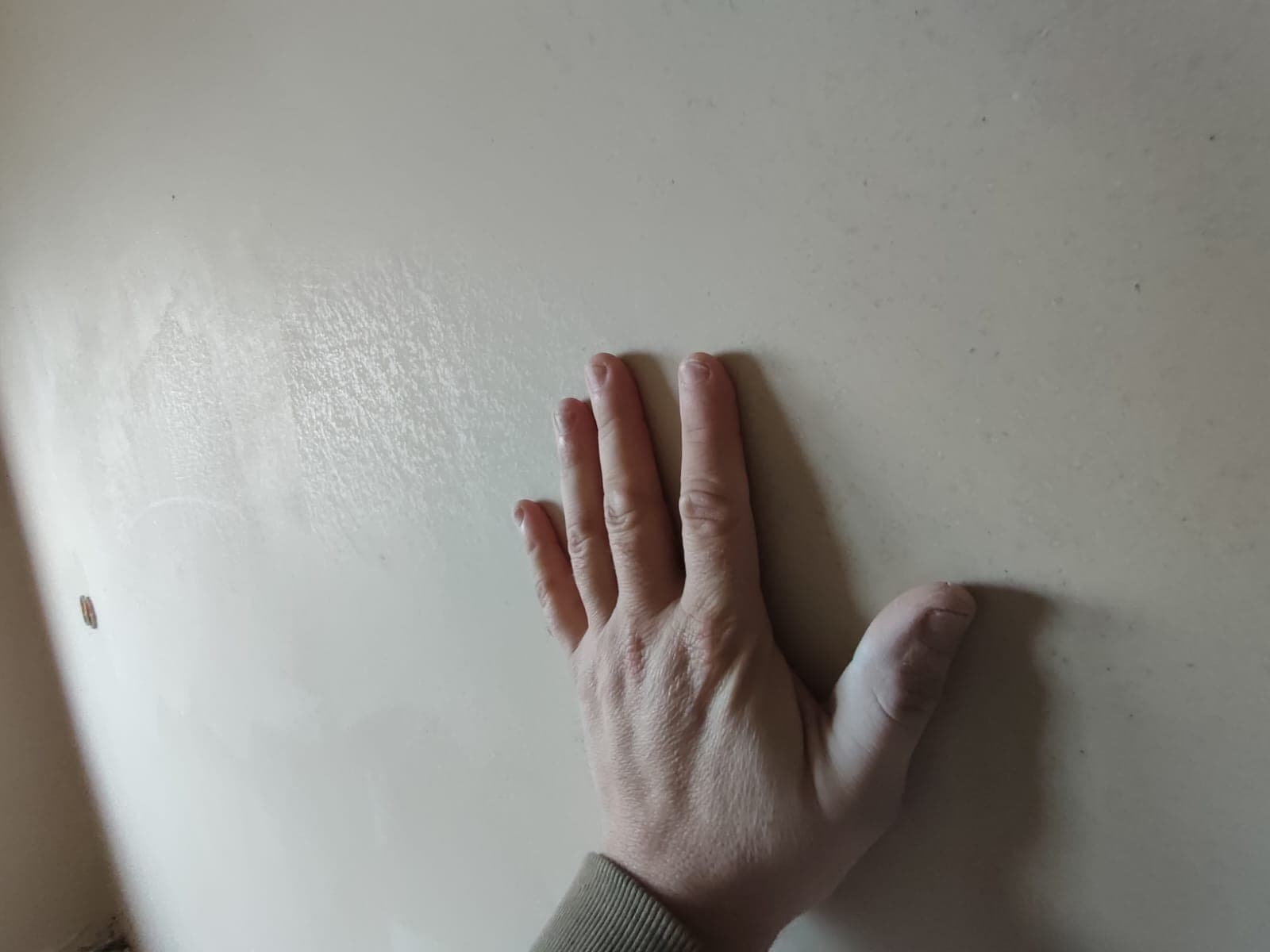 Kontrola jakości gładzi gipsowej na ścianie