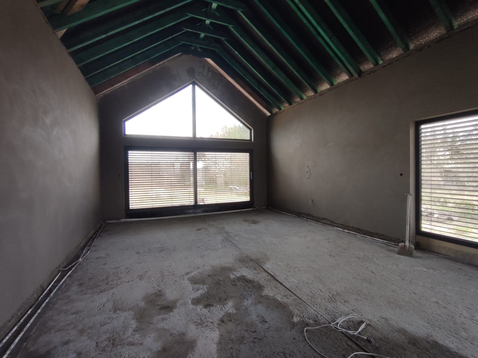 Tynk cementowy na poddaszu ze szczytowym oknem