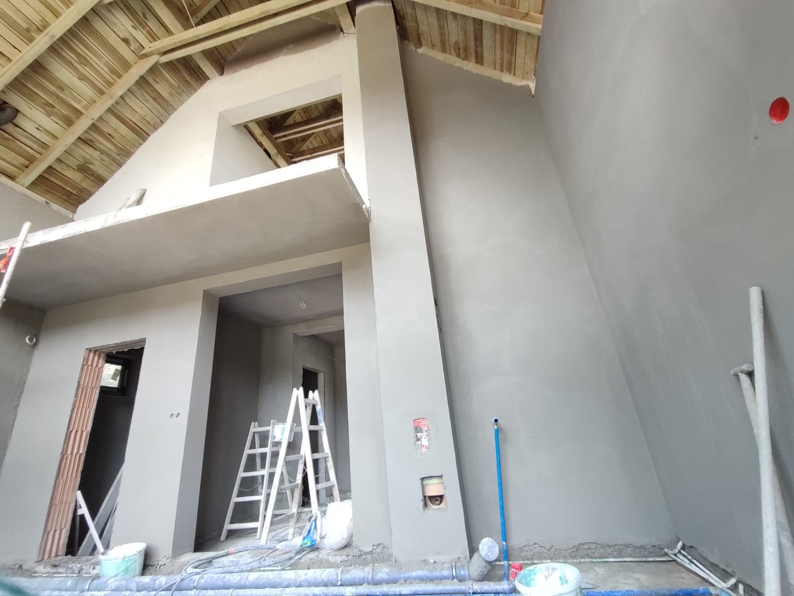 Tynk cementowy na wysokich ścianach salonu