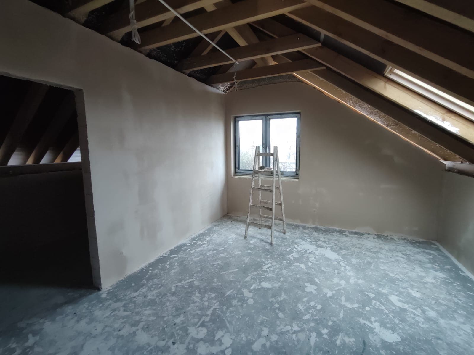 Tynk gipsowy na poddaszu z drabiną