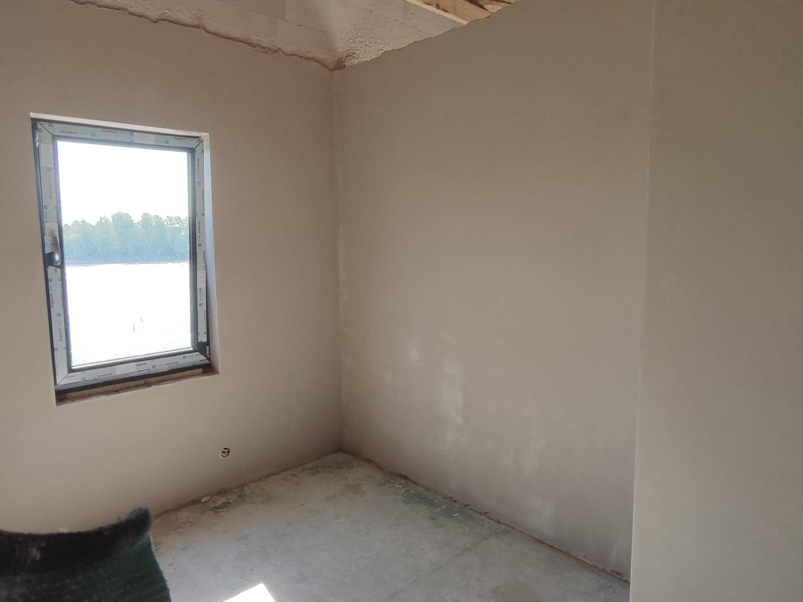 Tynk gipsowy w pokoju z oknem i widokiem