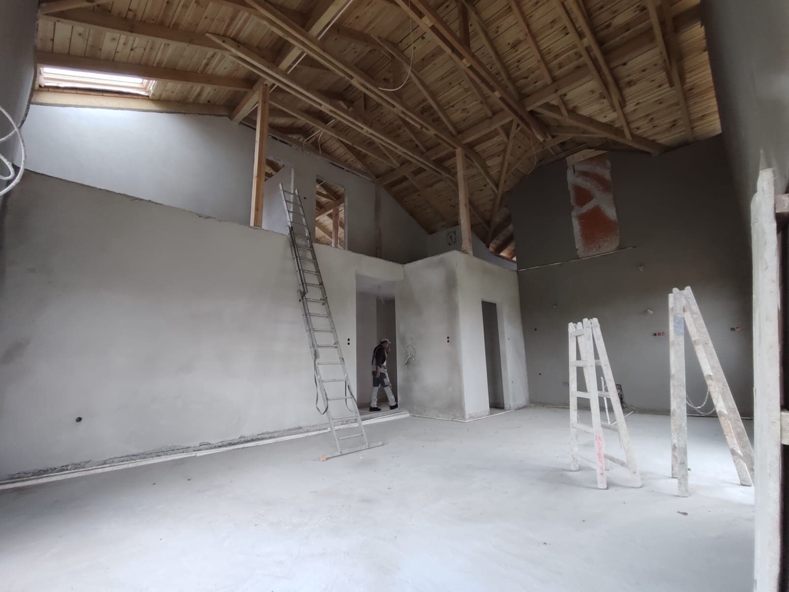 Tynki cementowe w wysokim salonie z drabinami