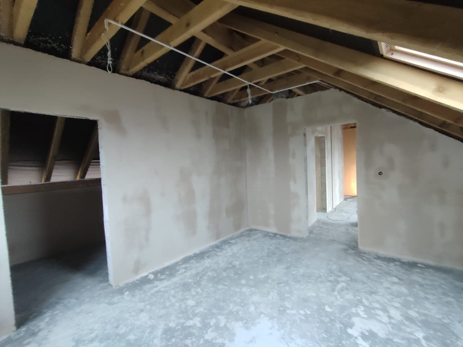 Tynki na poddaszu z więźbą i korytarzem