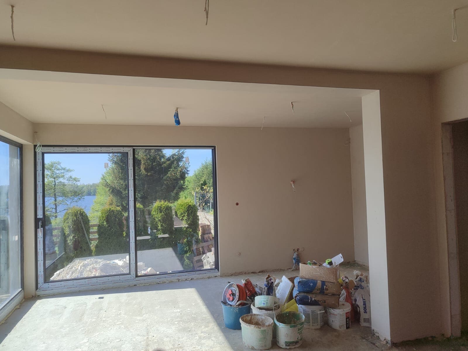 Profesjonalne tynki maszynowe — salon z panoramicznymi oknami