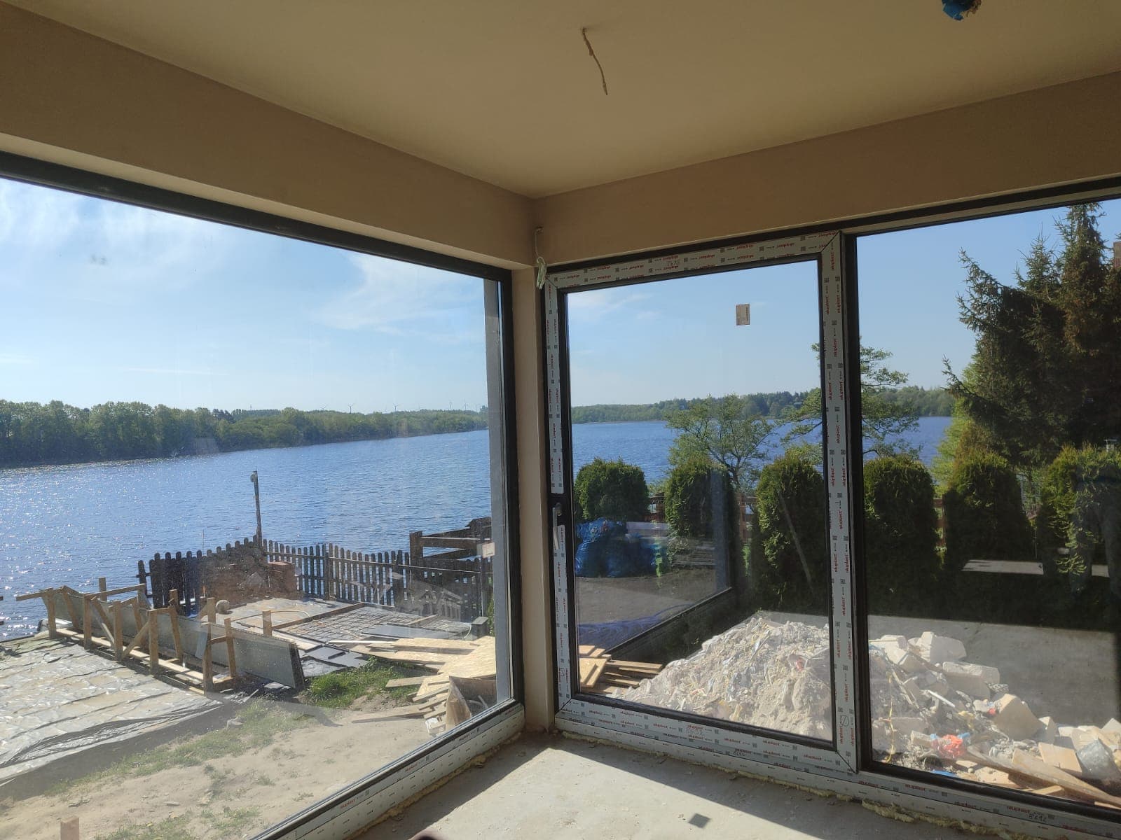 Tynkowanie salonu z widokiem na jezioro